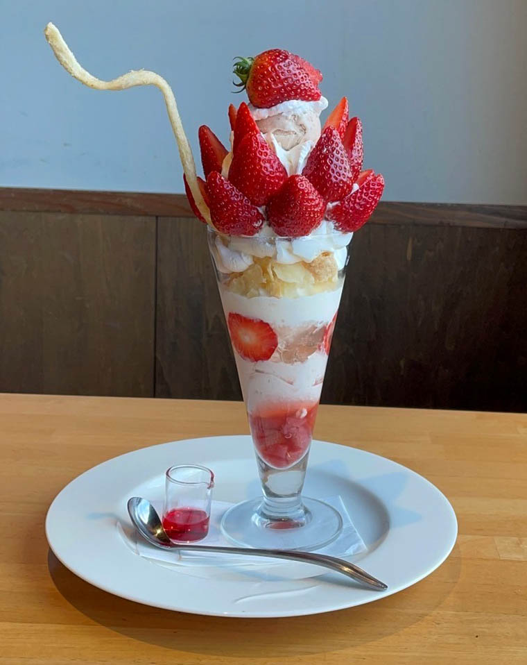 安来産いちごパフェ